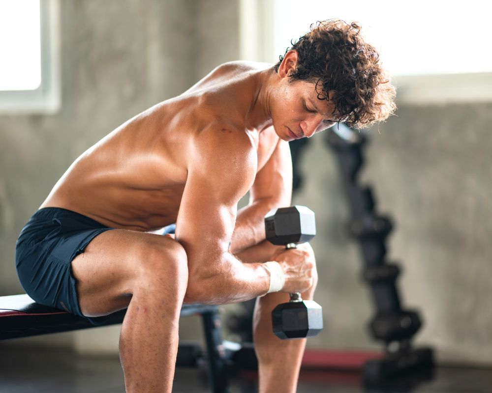 La différence entre les exercices composés et les exercices d'isolation lors de la levée de poids